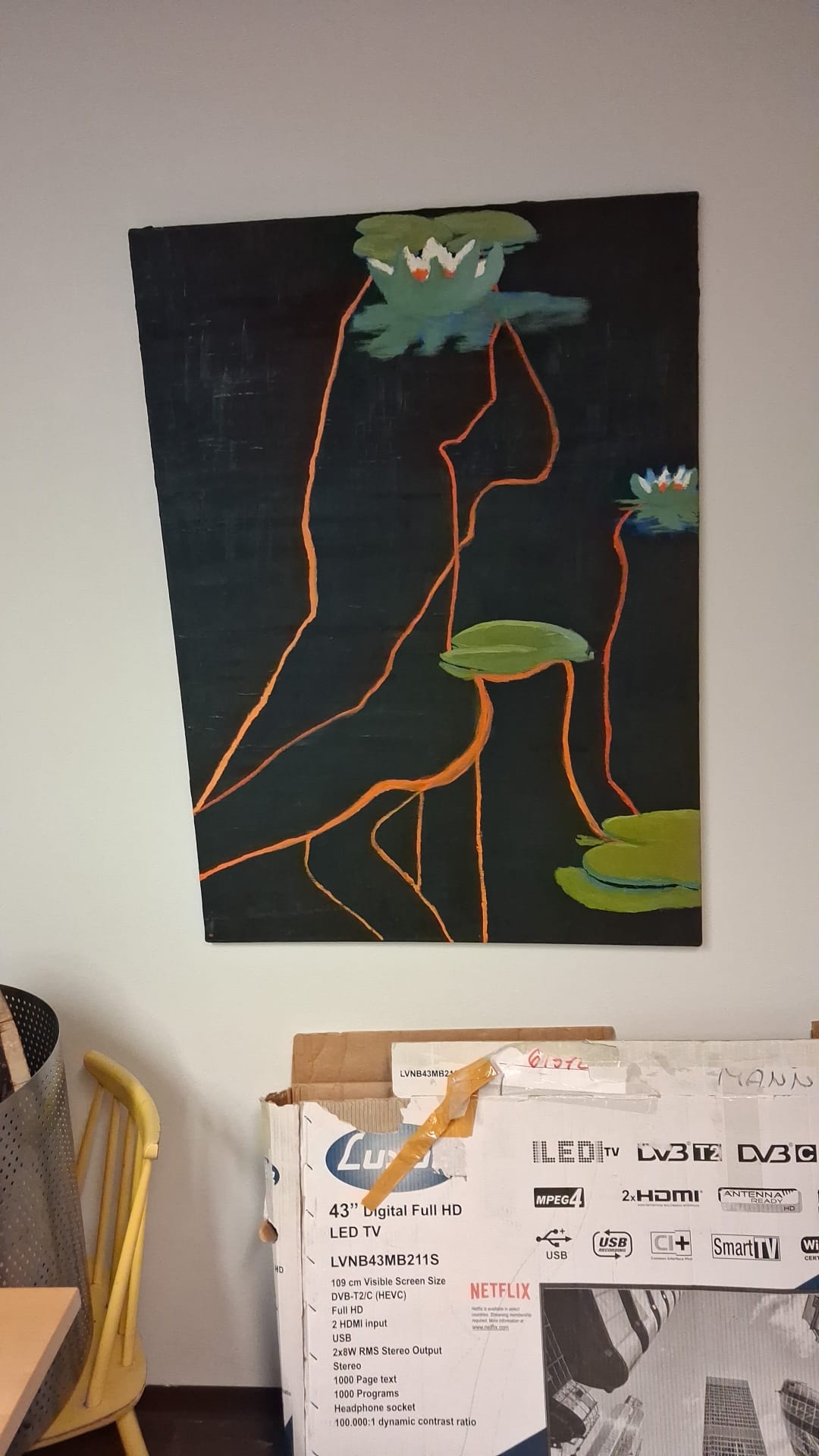 Tumma maalaus, jossa lumpeenlehtiä ja oranssi viivahahmo